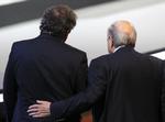 FORTID. Opbakningen er forsvundet. Michel Platini (tv.) vil have Sepp Blatter til at forlade præsidentposten. 