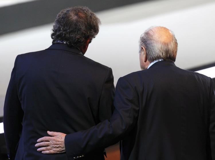 FORTID. Opbakningen er forsvundet. Michel Platini (tv.) vil have Sepp Blatter til at forlade præsidentposten. 