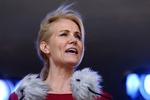 Tale. Helle Thorning-Schmidt brugte lejligheden til at rose de ansatte på Danish Crown fra hovedscenen i Allinge, hvorfra hun netop har åbnet Folkemødet. 