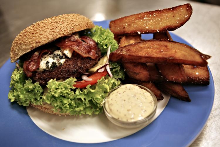 Burger. Brug aftenen på burger og bold - uden at gå glip af VM-optakten. 