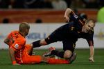 REPRISE. For første gang nogen sinde bliver der spillet en revanche fra den foregående finale i det indledende gruppespil, når matchvinderen Andres Iniesta (th.) lørdag møder Wesley Sneijder. 