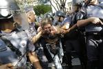 optøjer. Politiet i Sao Paulo arresterer en demonstrant, som er blevet pacificeret med tåregas. 