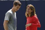 nederlag. Før dagens kamp ved Queens-turneringen var der tid til smil for Andy Murray (tv) og britens nye træner, Amelie Mauresmo. 