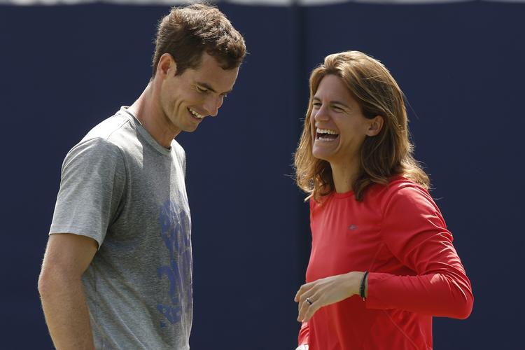 nederlag. Før dagens kamp ved Queens-turneringen var der tid til smil for Andy Murray (tv) og britens nye træner, Amelie Mauresmo. 