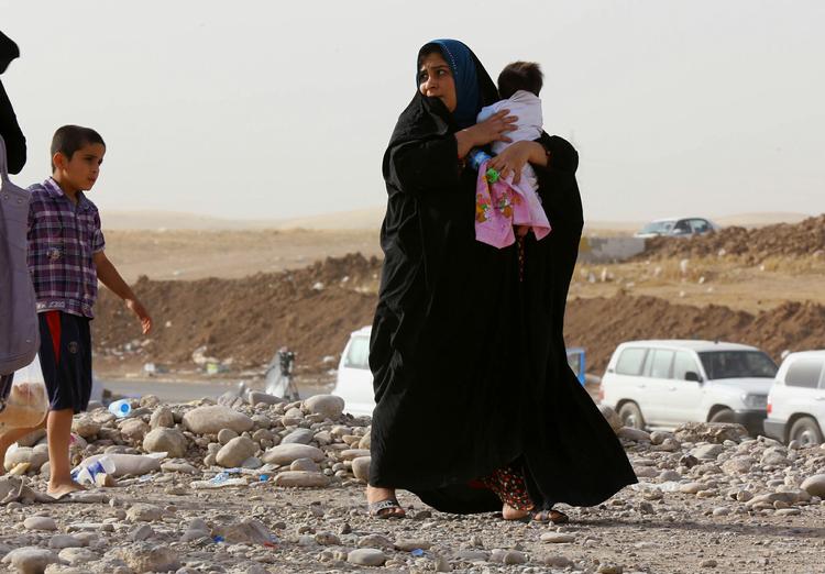 FLYGTNINGE. Mosul-indbyggere ankommer til Khazir-lejren ved Irbil efter Isis' erobring af deres hjemby. 
