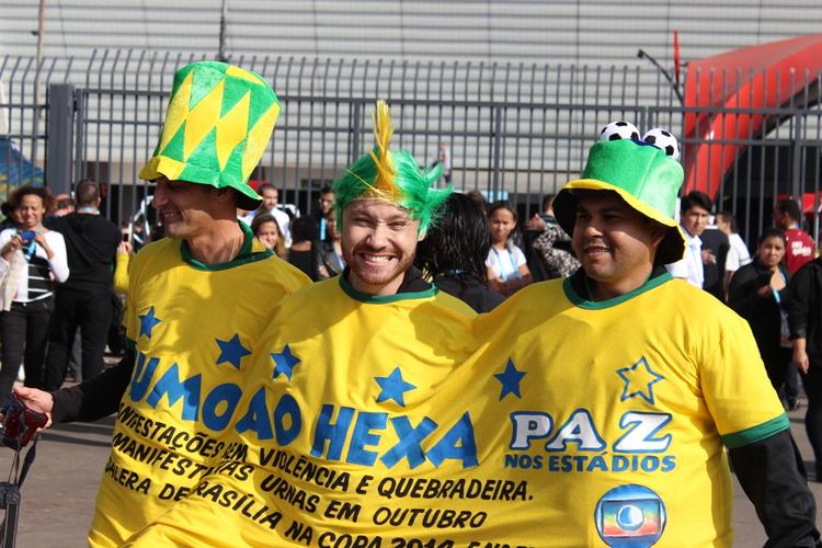 VM-åbning. Opfindsomheden er stor, når de brasilianske fodboldfans klæder sig ud til kamp. 