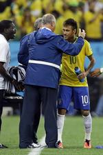 Tak. Scolari roste Neymar efter den vigtige sejr i åbningskampen. 