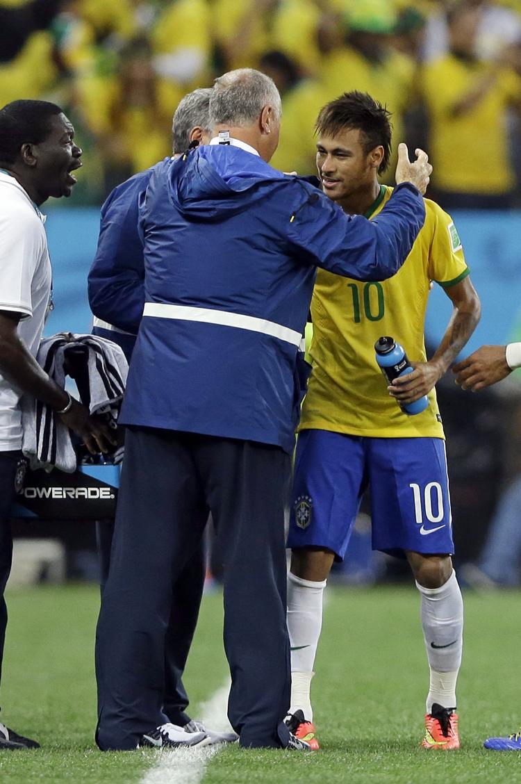 Tak. Scolari roste Neymar efter den vigtige sejr i åbningskampen. 