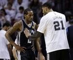 Rådslagning. Spurs' Kawhi Leonard får gode råd af veteranen Tim Duncan på vej mod sejren. 