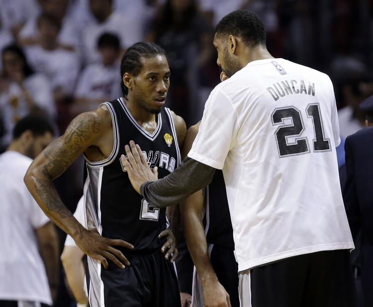 Rådslagning. Spurs' Kawhi Leonard får gode råd af veteranen Tim Duncan på vej mod sejren. 