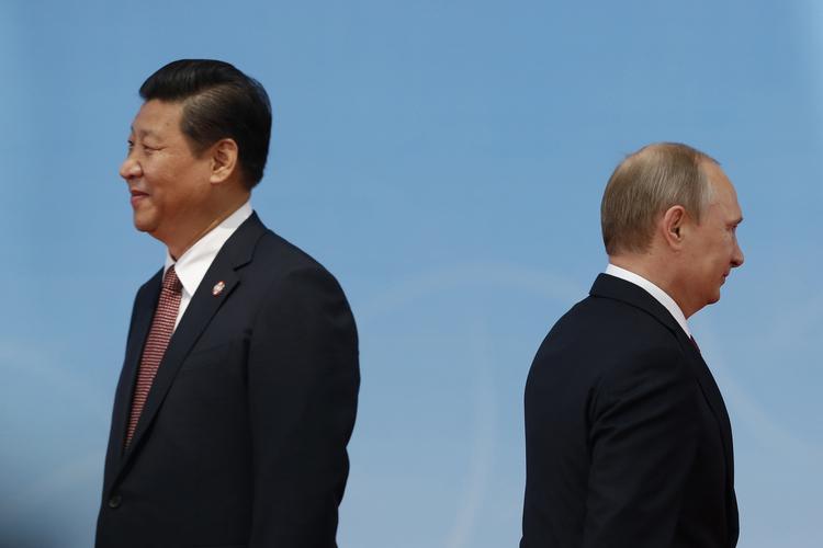 Venner. Rusland og Kina søger et tættere økonomisk samarbejde. I maj indgik de to lande med præsidenterne Xi Jinping og Vladimir Putin i spidsen en kæmpe aftale om 30 års russisk gasforsyning til Kina. 