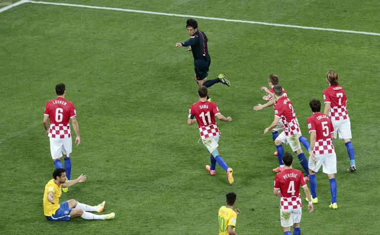 STRAFFESPARK. En nærkamp mellem Dejan Lovren og Fred fik Yuichi Nishimura til at dømme straffespark. 