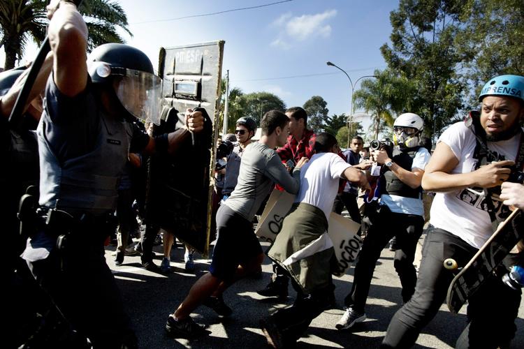 Demonstranter prøvede at blokere en motorvej ved det stadion i San Paulo, hvor åbningskampen blev spillet. 