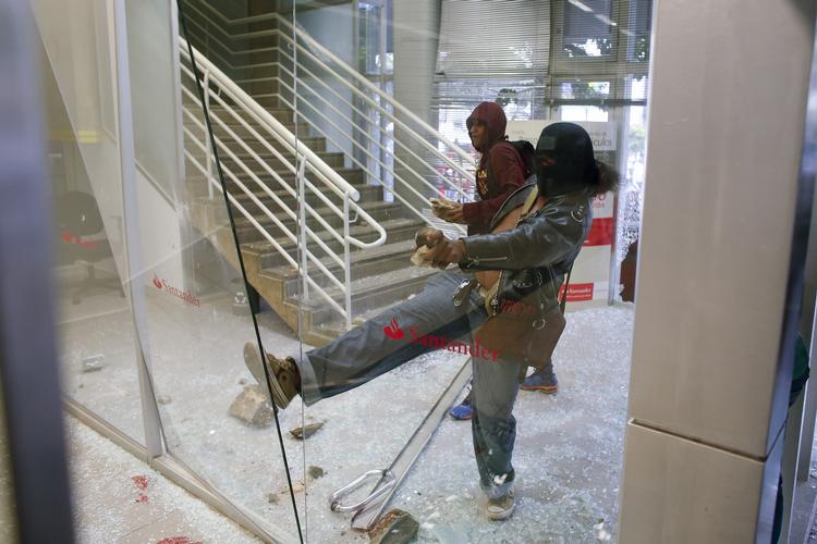 Demonstranter smadre et vindue i en bank i Belo Horizonte. 