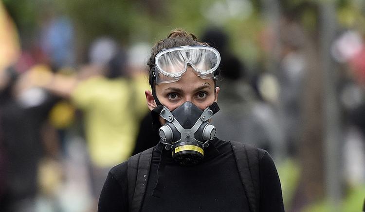 En demonstrant har taget en gasmaske på under urolighederne i San Paulo. 