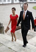 Prins Joachim har selv begrundet flytningen med, at det er vanskeligt at forene de officielle pligter med at drive landbrug i Sønderjylland. Samtidig vil han også tættere på sin øvrige familie og sønnerne prins Nikolai og prins Felix. Her er Prins Joachim og prinsesse Marie på vej til officiel middag på Fredensborg Slot. 