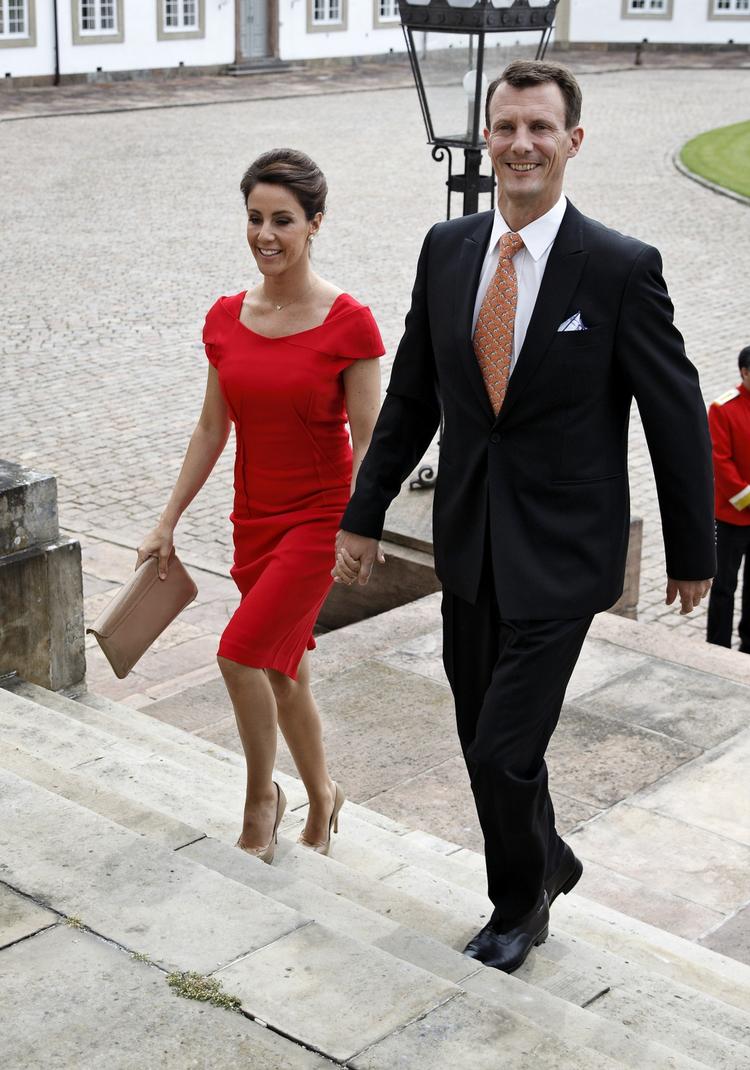 Prins Joachim har selv begrundet flytningen med, at det er vanskeligt at forene de officielle pligter med at drive landbrug i Sønderjylland. Samtidig vil han også tættere på sin øvrige familie og sønnerne prins Nikolai og prins Felix. Her er Prins Joachim og prinsesse Marie på vej til officiel middag på Fredensborg Slot. 