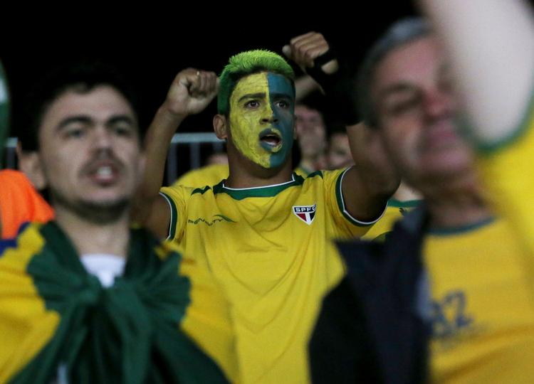 Nerver. De brasilianske fans måtte vente længe, før de kunne knytte næverne i vished om, at sejren over Kroatien var i hus. 
