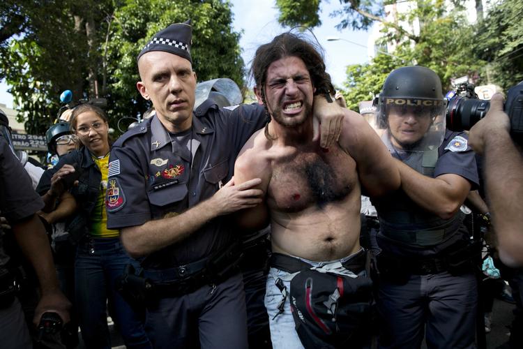 En demonstrant bliver anholdt forud for åbningskampen ved VM i fodbold i San Paulo. 