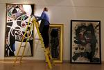 Miró-striden. 85 værker var i begyndelsen af året sat til salg på Christie's af den portugisiske stat, men auktionshuset aflyste salget i sidste øjeblik på grund af voldsomme protester. Billedet til venstre, 'Kvinder og fugle', kunne alene have indbragt mellem 35 og 62 mio kr. Foto: Lefteris Pitarakis/AP 