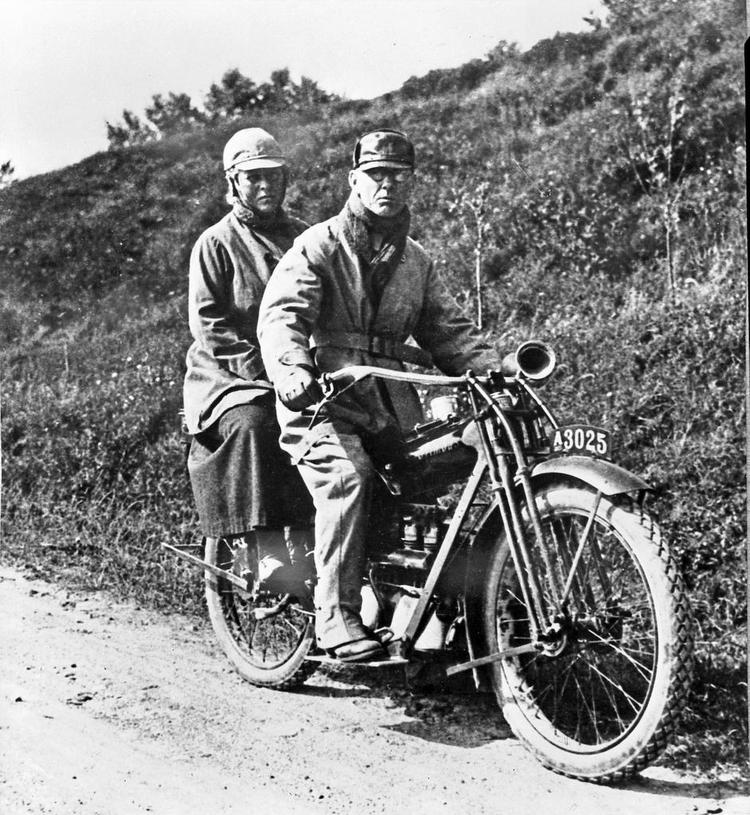 Gas. Johannes V. Jensen med hånden på gashåndtaget (og sin hustru Else Marie i ryggen). Og han gav den gas, ikke mindst i avisspalterne, hvor han kørte navngivne kolleger og andre ofre ned med speederen i bund. Arkivfoto: Polfoto 