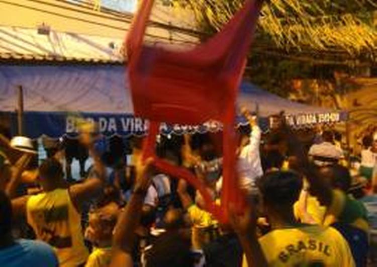 JUBEL. En enkelt rød stol blandede sig i de gule farveorgie, da Brasilien fejrede sejren over Kroatien. 