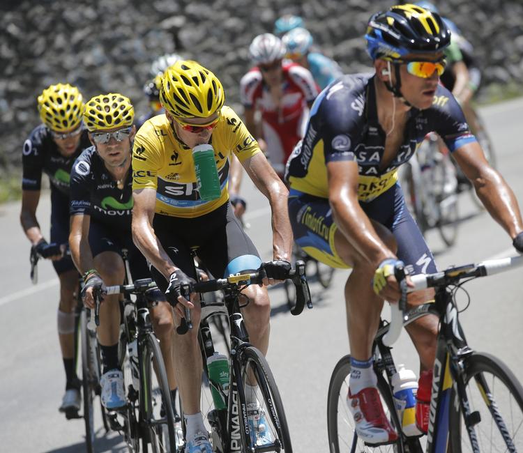 DUELLEN. Sidste års Tour-duel mellem Chris Froome (i gult) og Alberto Contador (th.) er nu genoptaget, i første omgang under Critérium du Dauphiné. 