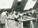 KOHORN. Kähler-fabrikken i Næstved udviklede nye teknikker indenfor dekoration af keramik, f.eks. brugen af kohorn og forskellige måder at glasere på. I år er det 175 år siden, pottemageriet blev grundlagt - i dag laves vaser og skåle i Portugal. 