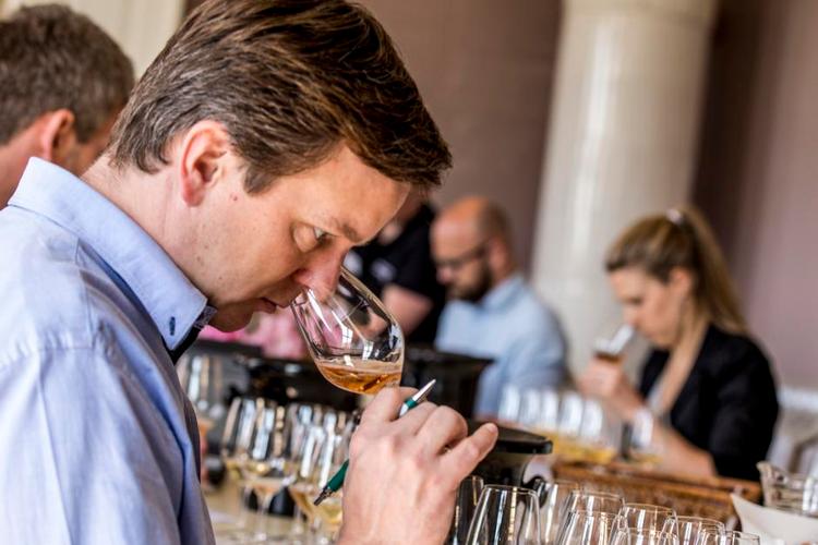 Frugtig. Der er lang vej fra bunden til toppen, når det gælder kvaliteten af dansk frugtvin. Inden for cider og mousserende æblevin er der visse højdepunkter, mens der er lang vej for kategorien eau-de-vie. Det viste en smagning på Frederiksdal Gods 