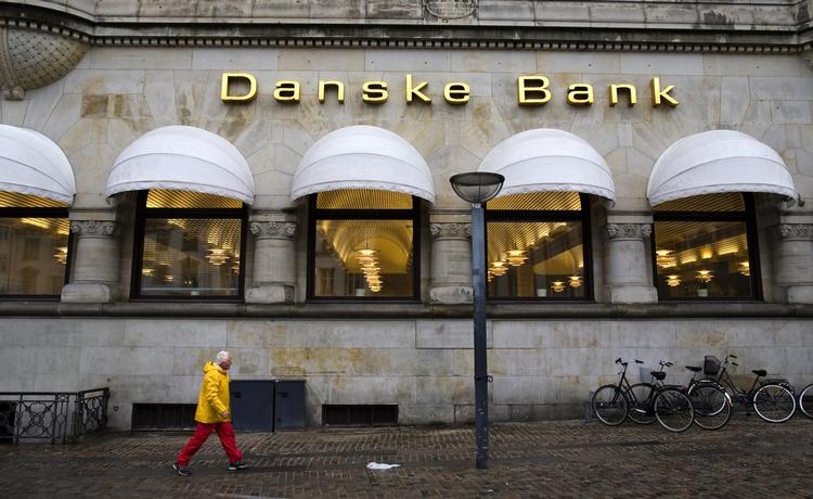 omrokering. Danske Bank fik sidste år at vide, at den ikke polstrer sig godt nok, men nu har banken, efter aftale med Finantilsynet, rokeret rundt med posterne, så pengene passer. 