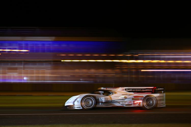 Forrest. Tidligt søndag morgen ligger Tom Kristensens Audi fortsat i spidsen for 24-timers-løbet i Le Mans. 