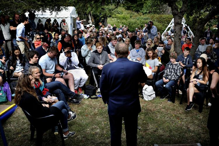 VELBESØGT. Der var fyldt foran Venstres hus ved Folkemødet i Allinge på Bornholm, da partiet inviterede til klassens time med Lars Løkke Rasmusen. 