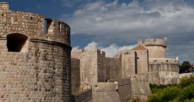 Location. Hitserien 'Game of Thrones' benytter sig af en lang række kendt filmindspilningssteder verden over.. 