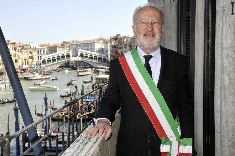 Fusk. Borgmester i Venedig, Giorgio Orsoni, her fotograferet på Ca Farsetti-paladset, trækker sig nu efter korruptionsanklager. 