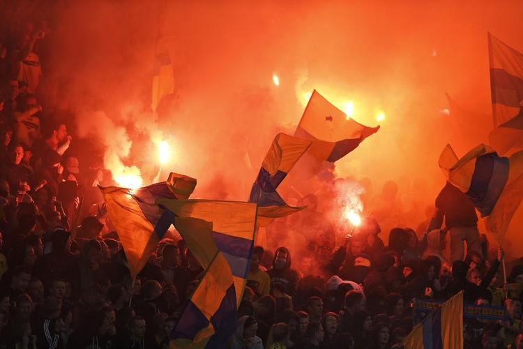 FESTLIGT? Det er festligt nytårsaften, men en majdag på Farum Park koster sådan et lysshow penge for Brøndby. 