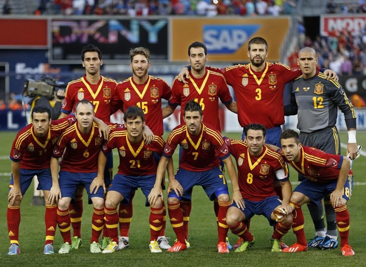SPANIEN. Med en hel midtbane fra FC Barcelona har Spanien en fordel, påpeger FCK's landsholdsback Lars Jacobsen. 