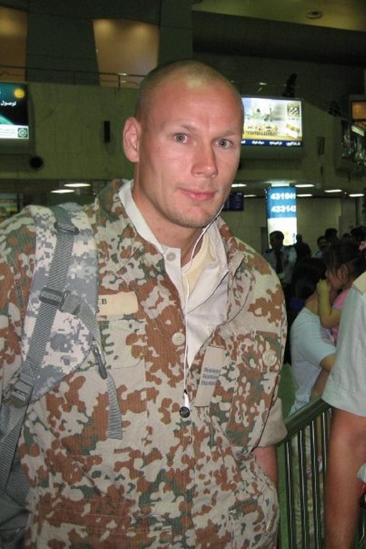 Stolt. Da Tom Block Larsen i 2007 var udsendt som reservedelsmand under Irakkrigen, besluttede Danmark at trække sine styrker tilbage, hvilket resulterede i en intensivering af raketangreb på hans lejr. Han er stolt af den danske indsats, der har skabt muligheder for mange mennesker i Irak. 