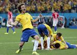skifte. David Luiz jubler over Brasiliens sejr over Kroatien i VM's åbningskamp. 