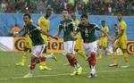 dommerproblemer. Mexicos Giovani dos Santos (tv) protesterer over en af de to episoder, hvor holdet fik underkendt mål for offside, men hvor der ifølge den langsomme gengivelse ikke var foretaget noget strafbart. 