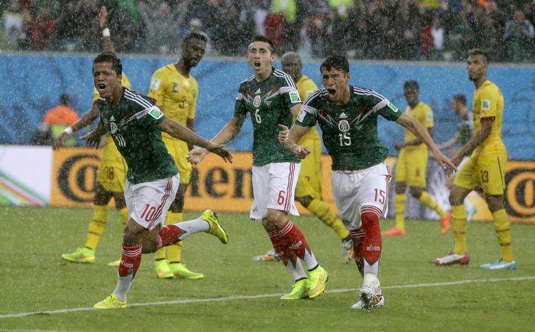 dommerproblemer. Mexicos Giovani dos Santos (tv) protesterer over en af de to episoder, hvor holdet fik underkendt mål for offside, men hvor der ifølge den langsomme gengivelse ikke var foretaget noget strafbart. 