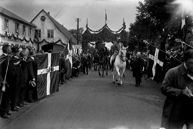 Genforeningen. Hvad var der sker, hvis Sønnderjylland ikke var blevet en del af Danmark i 1920, spørger Erling Jepsen. Her rider kong Christian X over og markerer derved, at rigen igen er samlet. 