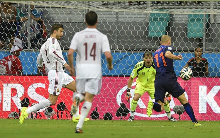 5-1. Hollands Arjen Robben (th) driver gæk med det spanske forsvar og scorer et af sine to mål. 