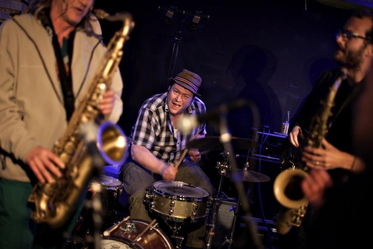 Skævt. Med fare for skæverter og hul i loftet spiller en række danske og internationale kunstnere sig igennem tre dages Musketer Festival. 