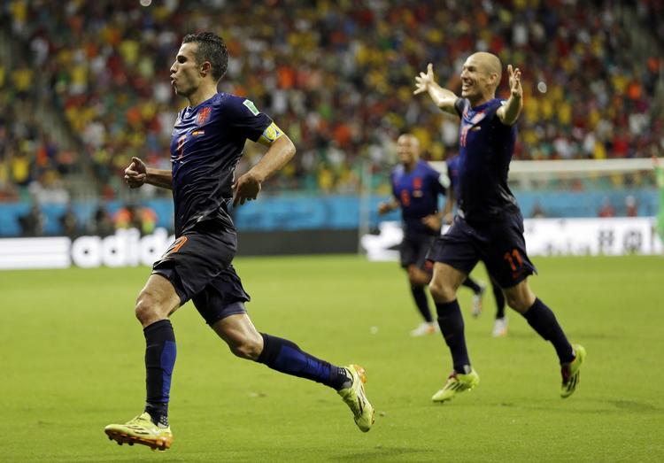 flyvende. Robin van Persie (tv) spillede sig allerede på andendagen af VM ind i kandidat-feltet til kåringen af VM's bedste scoring. 