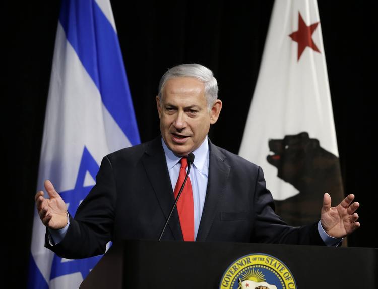 Den israelske premierminister, Benjamin Netanyahu, har oplyst, at Israel holder præsidenten for Det Palæstinensiske Selvstyre, Mahmoud Abbas, ansvarlig for de tre teenageres sikkerhed. Her ses han til et møde i USA. 