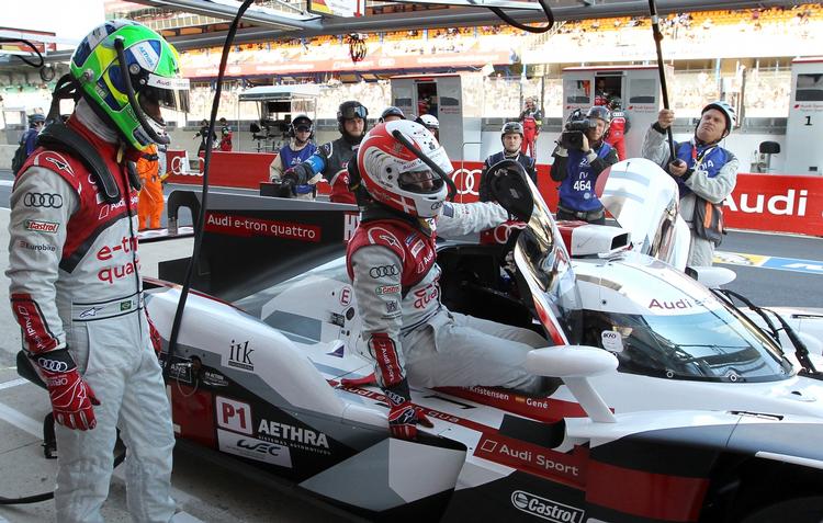 rekordmand. Tom Kristensen kravler ud af sin Audi under den sidste opvarmning før Le Mans, som nu er i gang. 