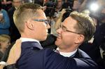 Afløsning. Alexander Stubb (t.v.) krammer med sin forgænger Jyrki Katainen, efter at han blev valgt som ny partiformand. 