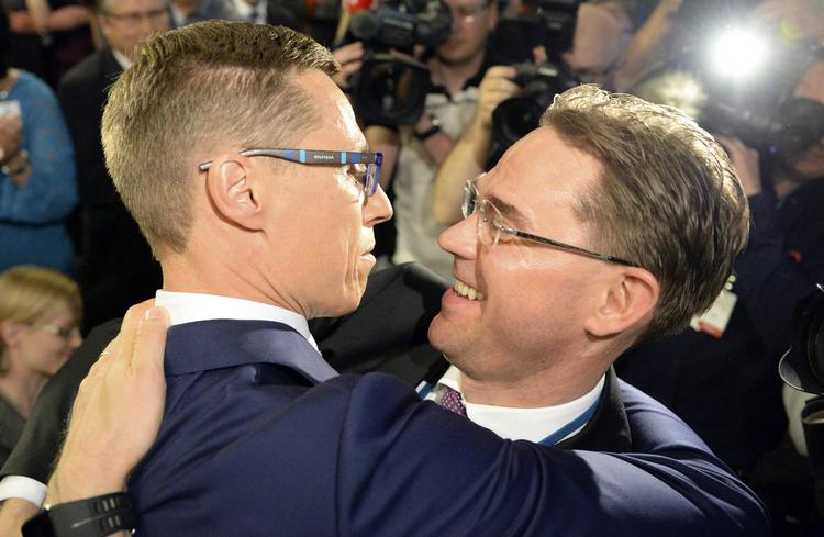 Afløsning. Alexander Stubb (t.v.) krammer med sin forgænger Jyrki Katainen, efter at han blev valgt som ny partiformand. 
