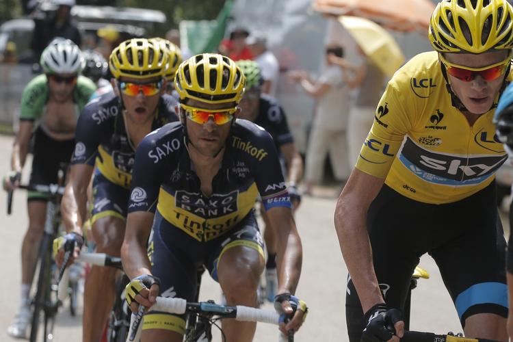 topstrid. Alberto Contador (midt) angreb en såret Chris Froome (th) på kongeetapen og snuppe førertrøjen. 