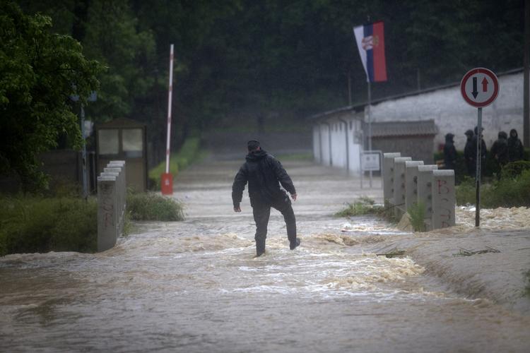 REGN. Voldsomregn har hærget Balkan-landene og lukket veje, broer og bygninger. 150.000 hustande er uden elektricitet i de to lande. 